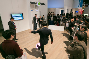 Solar Pink Pong. Interactive installation 2016. “19th Japan Media Arts Festival - Exhibition of Award Winning Works”. The National Art Center, Tokyo (Japan). Photo: JMAF.